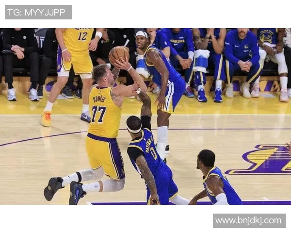 詹姆斯带领湖人逆转击败勇士，赢得季后赛首胜